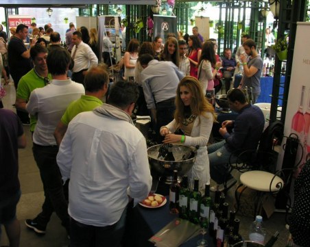 Сто изби от 13 страни леят вино в шатри пред НДК