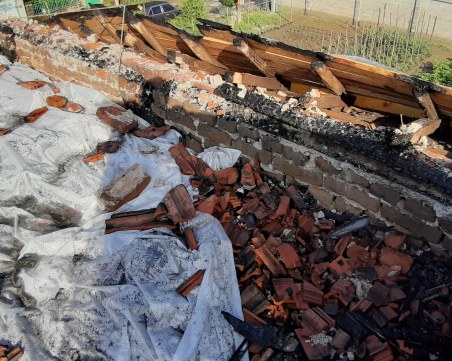 Удар от мълния подпали и напълно унищожи къща в Казанлък