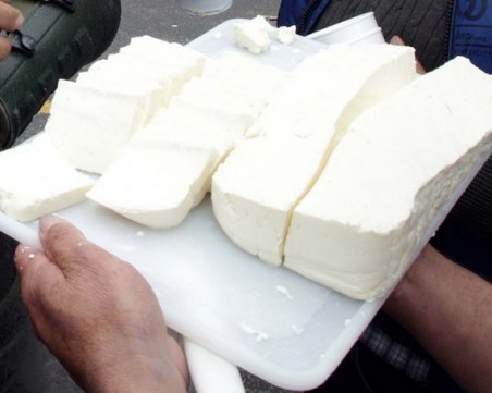 Уравнение с неизвестно: Мандрите купуват по-малко мляко, правят повече сирене