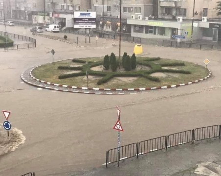 Водно бедствие и в Асеновград, дъждът наводни улици и къщи