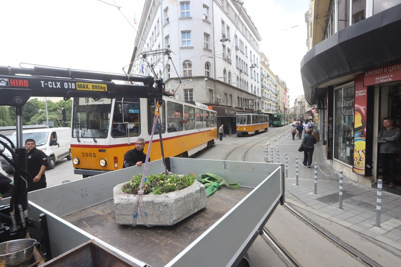 Битка в центъра на София: Трамваи vs. кашпи! Резултатът – задръстване
