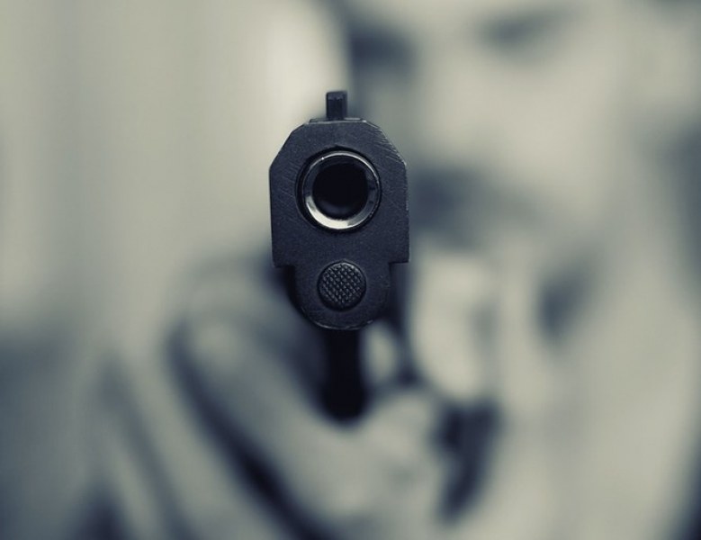 Горе ръцете! Мъж от Сухиндол плаши младеж с пластмасов пистолет