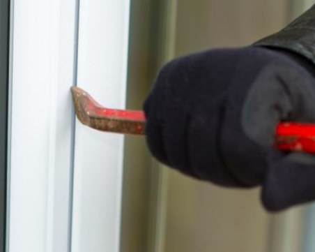 Обир за 8 бона в Марково! Апаши задигнаха луксозен часовник, бижута и пари