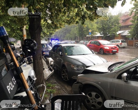 Шофьорът на рейса, помел колите в