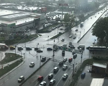 Силен дъжд удави и Пазарджик! Трафикът е затруднен