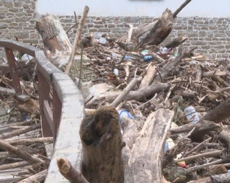 Водната стихия разруши моста към Дряновския манастир. Светата обител нехае!