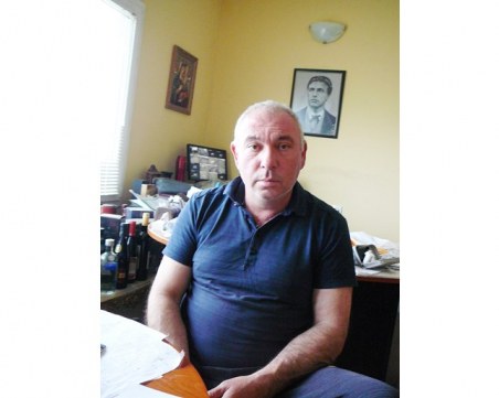 Зeмеделец си купува общински имот, намира вътре цяла ромска махала!