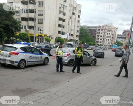 Две коли се помляха в час пик на пловдивска улица