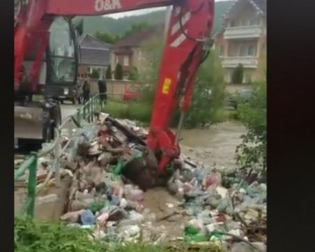 Еко мерки по балкански: Ноу хау как (не) се чисти река от боклук