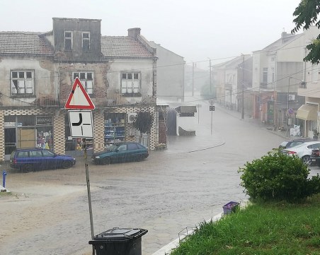 Ивайловград под вода от пороя! Улиците - реки, закъсали коли...