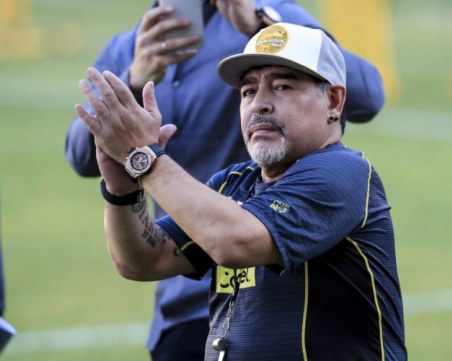 Марадона се предложи на Манчестър Юн