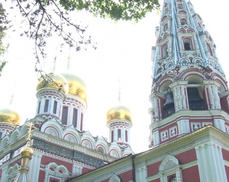 Руши се фасадата на храм-паметника в град Шипка