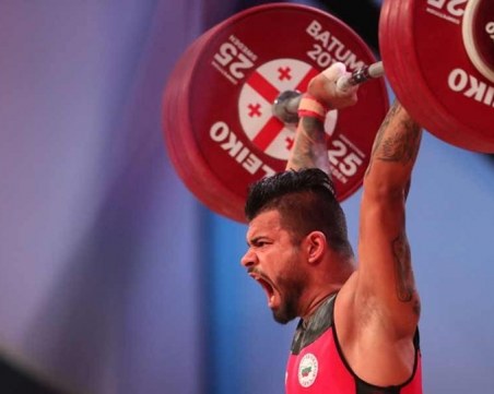 Ти мене познаваш ли ме? Щангист влуди квесторите на матурите в Сливен