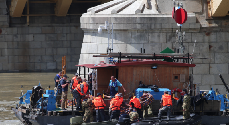 Извадиха тялото на 13-а жертва от потъналото корабче в Будапеща