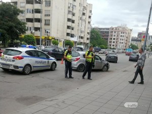 Две коли се помляха в час пик на пловдивска улица