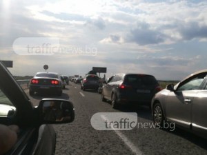 ТИР се обърна на АМ Тракия, движението е затруднено