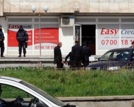 Апаши разбиха офис на 