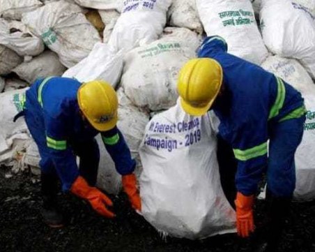 Доброволци събраха 11 тона боклуци от Еверест, намериха телата на четирима алпинисти