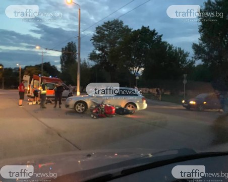 Кола блъсна моторист в Пловдив! На мястото има линейка