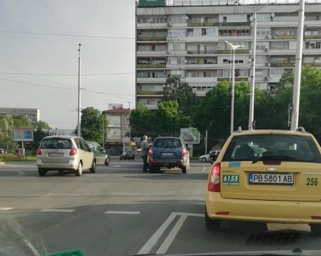 Лека катастрофа затруднява движението до Панаира в Пловдив