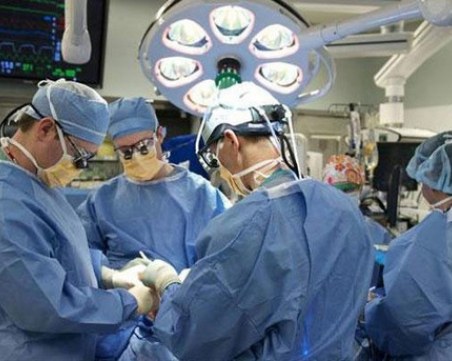 Лекари в Плевен извадиха топка косми от корема на 12-годишна