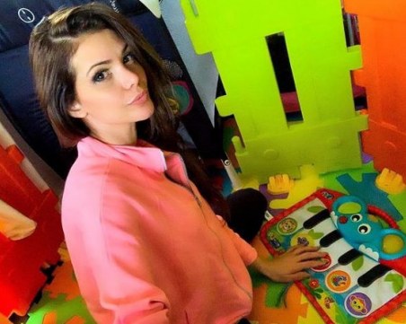 Мама или тата? Дъщеричката на Преслава изрече първата си думичка