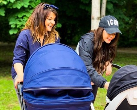 Преслава и Петя Дикова изведоха бебоците на разходка сред природата