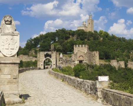 Претарашиха японска туристка край Царевец