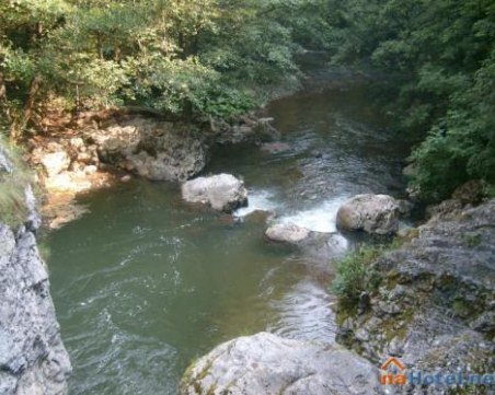 Река Ерма преля! Потопи частично село Мрамор в Трънско