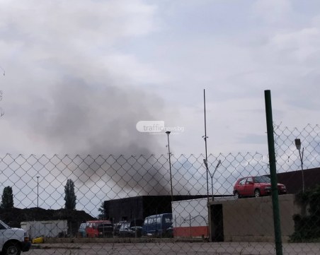 Склад на Дъмбовеца горял в Кремиковци, проверяват за умишлен палеж