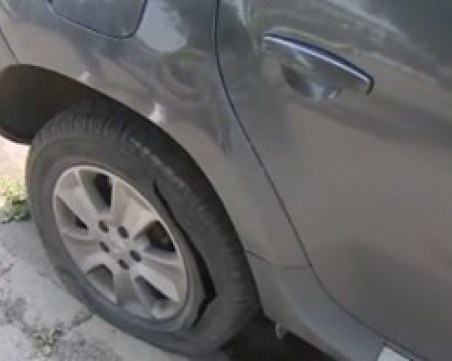 Вандал върлува в столицата – цели 30 коли осъмнаха с нарязани гуми