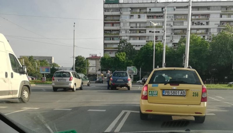 Лека катастрофа затруднява движението до Панаира в Пловдив