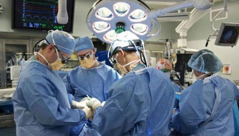 Лекари в Плевен извадиха топка косми от корема на 12-годишна