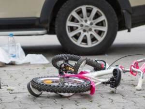 Кола отнесе 4-годишно в Димитровград, шофьорът даже не спря!