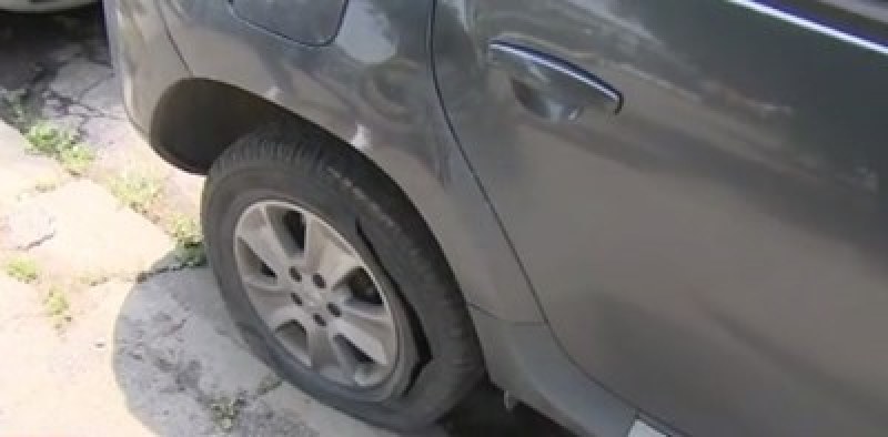 Вандал върлува в столицата – цели 30 коли осъмнаха с нарязани гуми