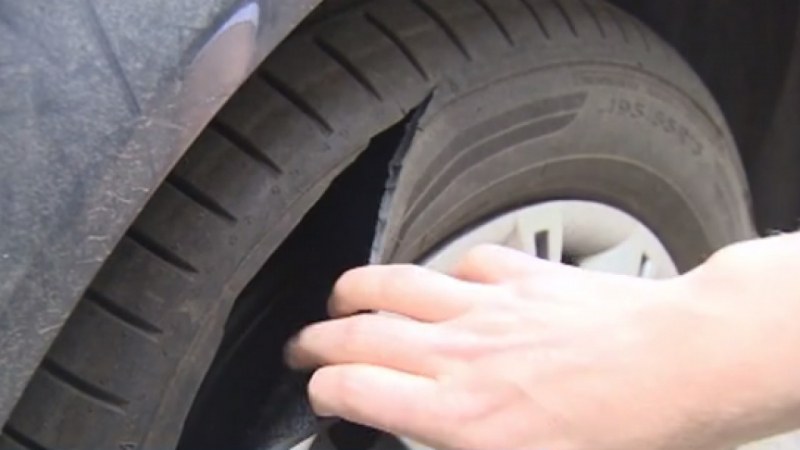 30 нарязани гуми от пиян гамен. Застрахователите ще покрият ли щетите?