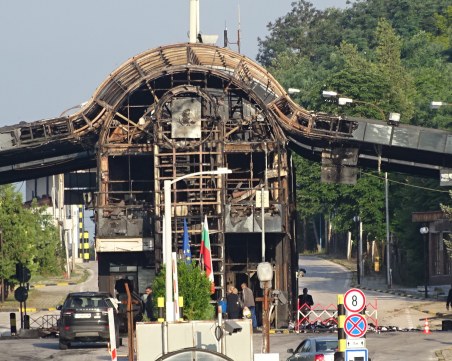 Деца и камион със стока спасени от лумналите огньове на ГКПП 