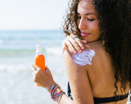 Какво показват числата върху слънцезащитните кремове?