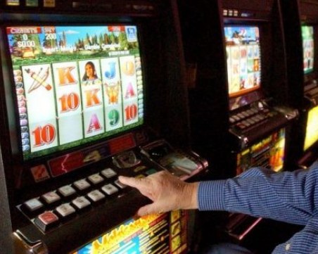 Комарджия се разгневи в казино, изпотроши игрален автомат