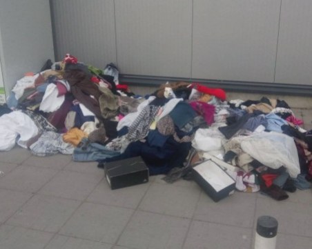 Крадлив кръговрат: Едни пълнят с дрехи контейнерите на БЧК, други прибират!