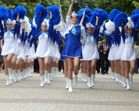 Мажоретки от 8 града превземат Пазарджик днес