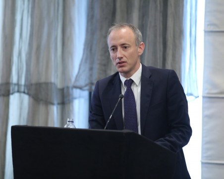 Министър Вълчев: Учителите да подхождат индивидуално към всяко дете