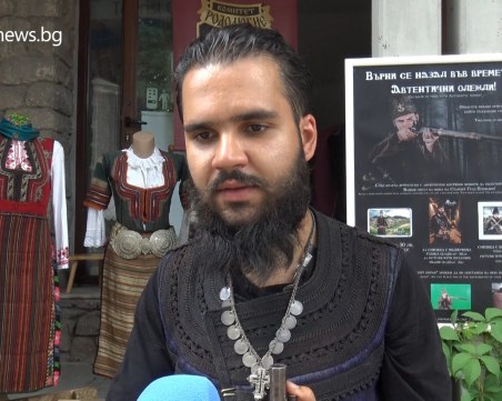 Туристи слагат на рамо пушки отпреди 150 години в Стария град