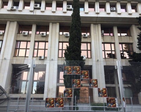 В Бургас възмутени: Нацисти лепят плакати на Хитлер, прокурори ги пожалиха!