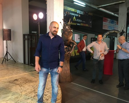 Целувки с жабока - принц и селфита с врабче на изложбата на Антон Урдаджиев