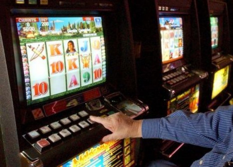 Комарджия се разгневи в казино, изпотроши игрален автомат