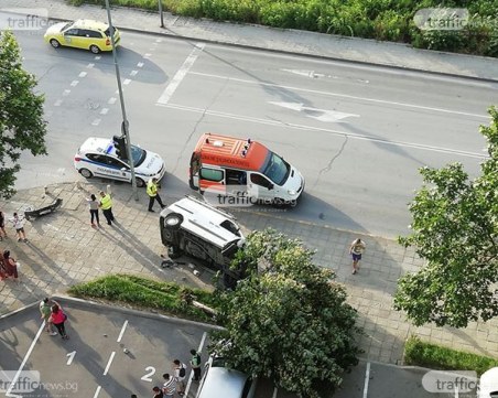 Дърво паднало върху паркирана кола след катастрофата на Пещерско