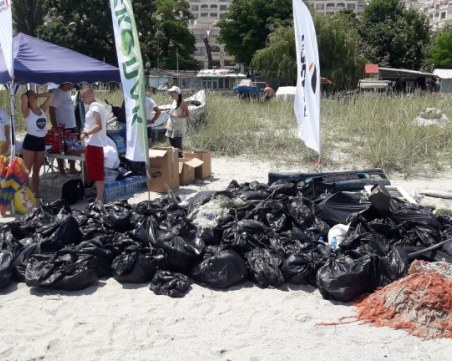 Доброволци чистиха плажове в Бургас и Варна, събраха 140 чувала