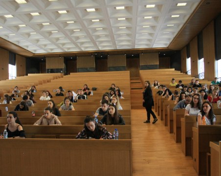 Кандидат-студентите на четири изпита в Софийски университет днес