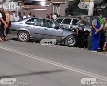 След дрифт в Столипиново: Шофьор се вряза в паркирани коли*